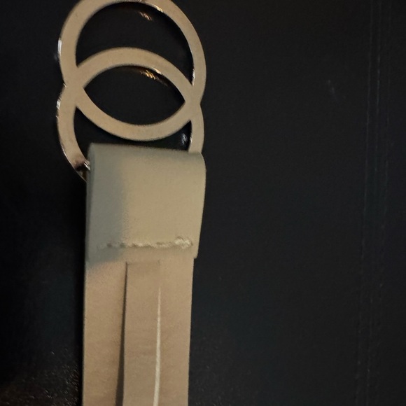 Elegant Cream Belt with Gold Buckle - Picture 2 of 6